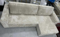 Canapé Nor côtelé beige en tissu doux, moderne et élégant, idéal pour le confort et le style dans votre salon.