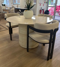 Ensemble Table à Manger Ronde BAIETAA 120 cm & 4 ou 6 Chaises MELLOW – Travertin & Sable