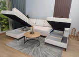 Canapé panoramique VIENNA convertible avec deux coffres de rangement ouverts et table basse sur un tapis.