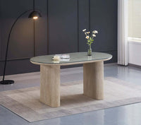Table à manger moderne avec plateau en verre et pieds texturés, décorée de fleurs dans un intérieur épuré.